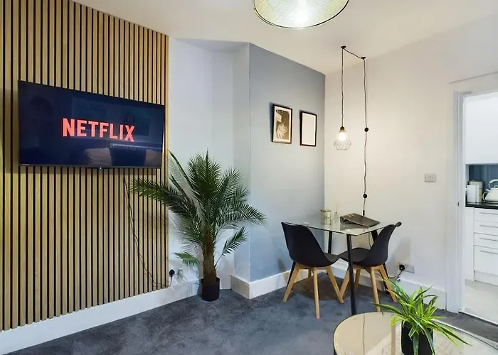 Stylish Maisonette With Hot Tub