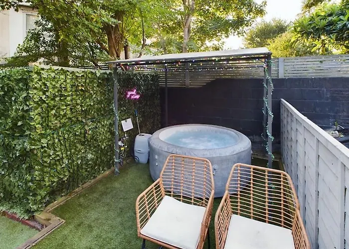 Stylish Maisonette With Hot Tub